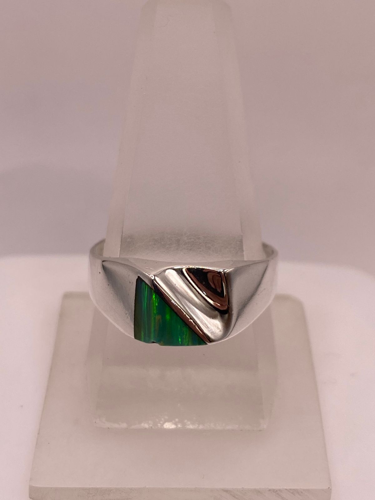 Anillo Geométrico de Plata Ley 925 con Ópalo de Fuego, vista lateral