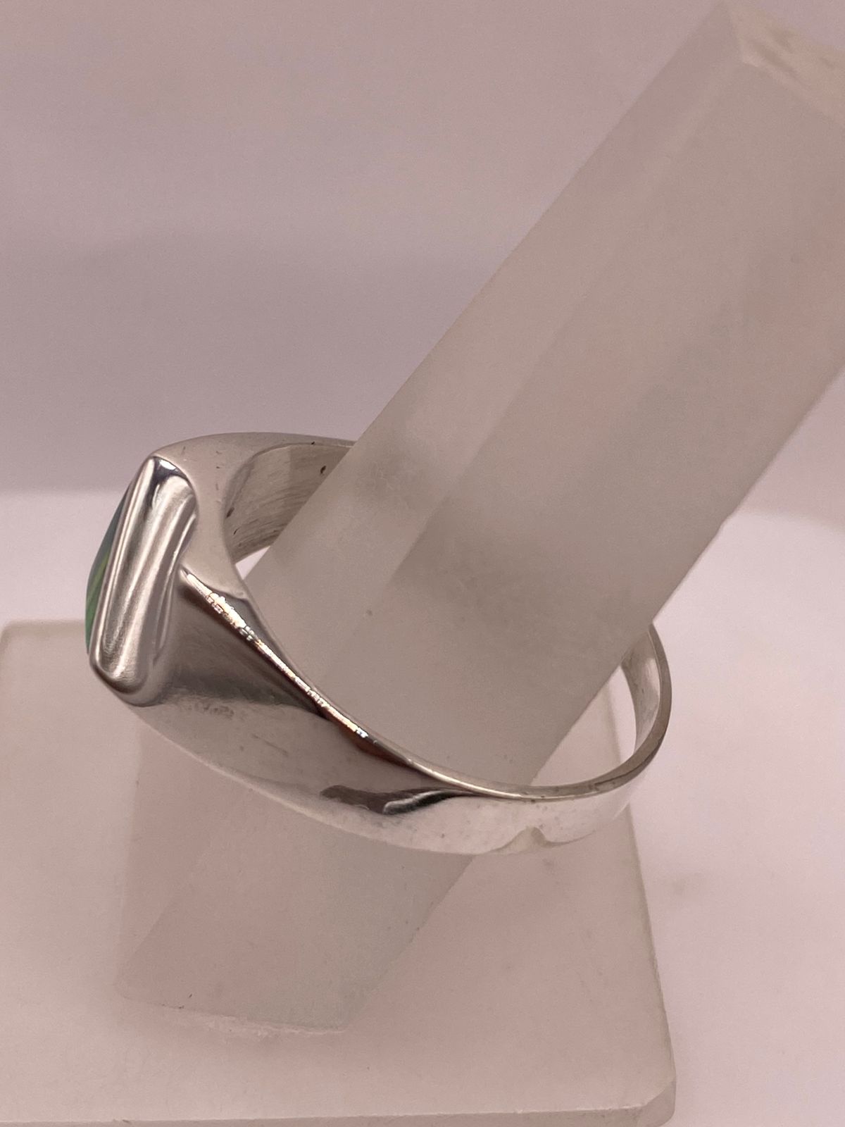 Anillo Geométrico de Plata Ley 925 con Ópalo de Fuego, vista de detalle