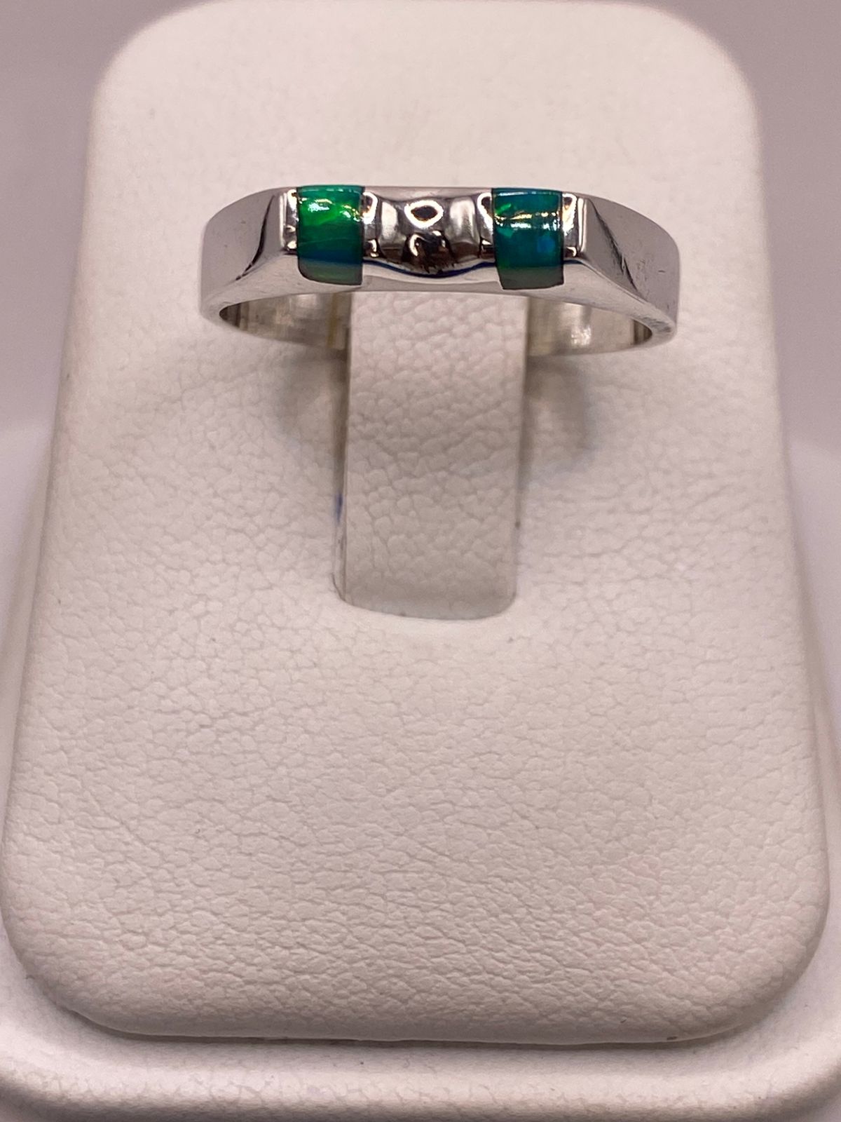 Anillo Geométrico de Plata Ley 925 con Ópalo de Fuego Verde y Azul, vista de detalle