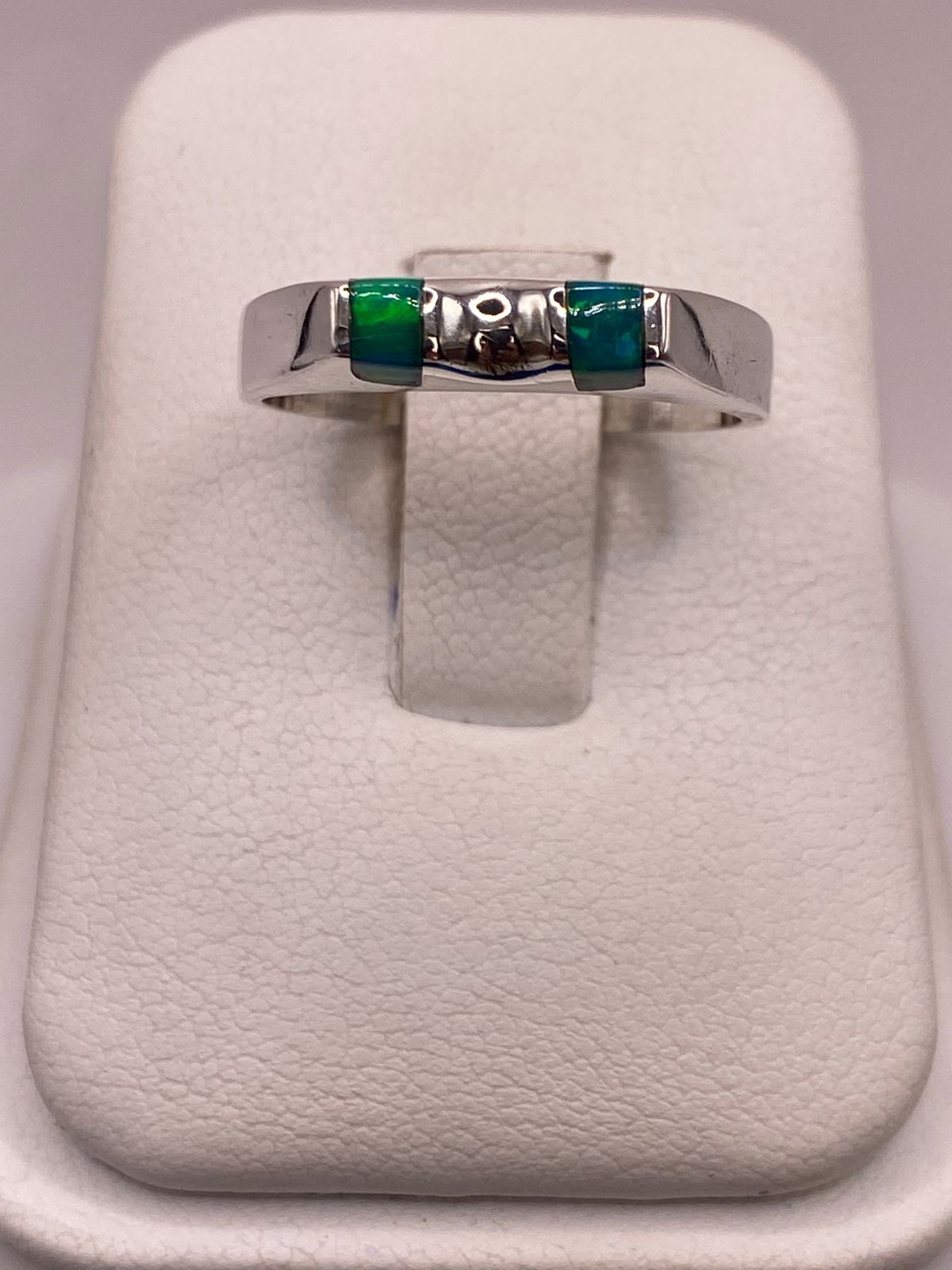 Anillo Geométrico de Plata Ley 925 con Ópalo de Fuego Verde y Azul en báscula mostrando peso