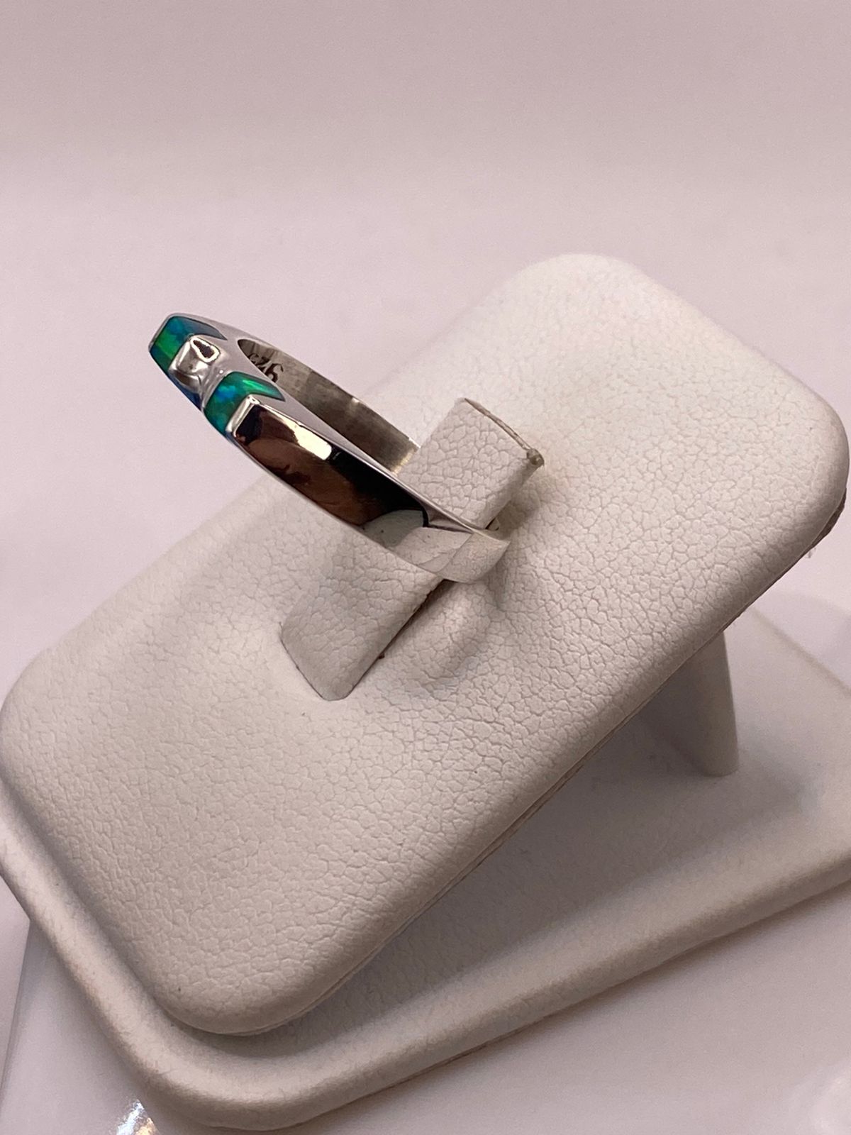 Anillo Geométrico de Plata Ley 925 con Ópalo de Fuego Verde y Azul, vista lateral