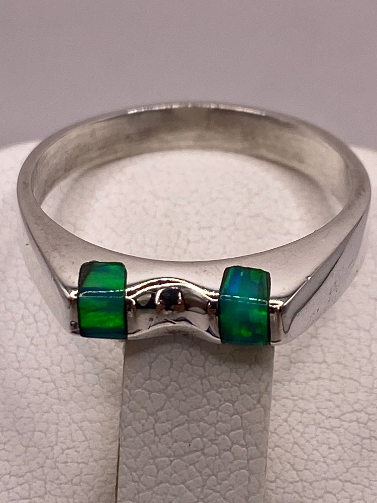 Anillo Geométrico de Plata Ley 925 con Ópalo de Fuego Verde y Azul, vista superior
