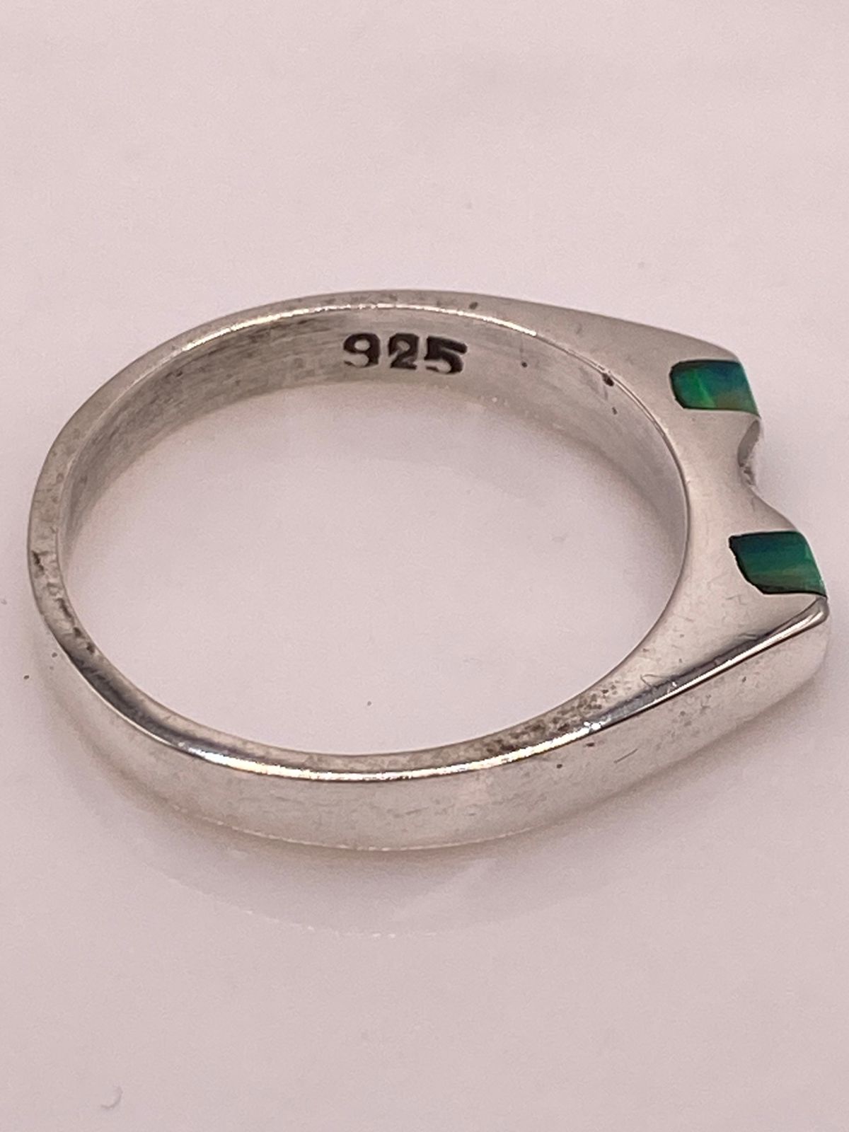 Anillo Geométrico de Plata Ley 925 con Ópalo de Fuego Verde y Azul, sello de autenticidad Plata Ley .925