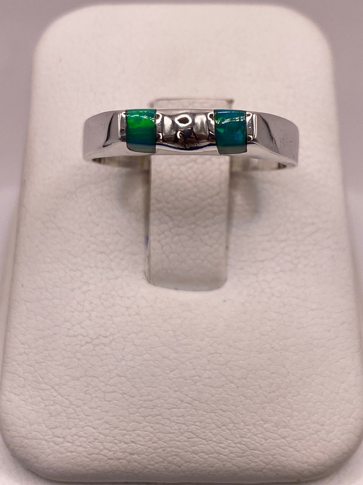 Anillo Geométrico de Plata Ley 925 con Ópalo de Fuego Verde y Azul, vista frontal