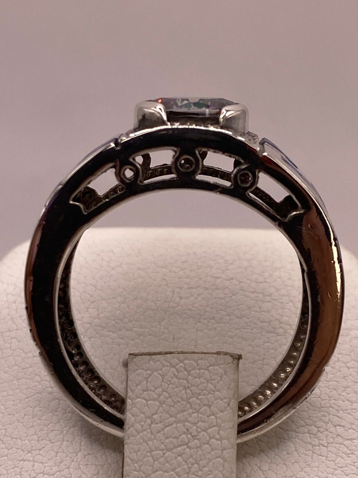 Anillo Geométrico de Plata Ley 925 con Ópalo de Fuego y Zirconia Tornasol, vista superior