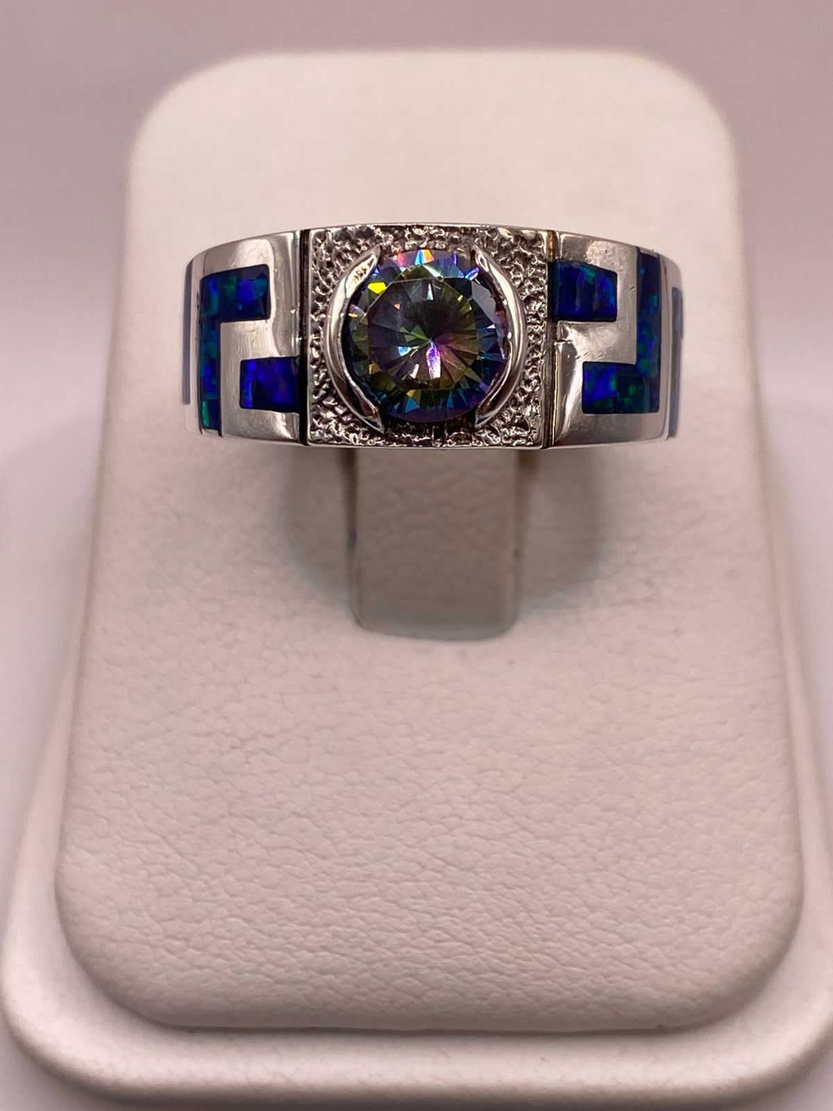 Anillo Geométrico de Plata Ley 925 con Ópalo de Fuego y Zirconia Tornasol en báscula mostrando peso