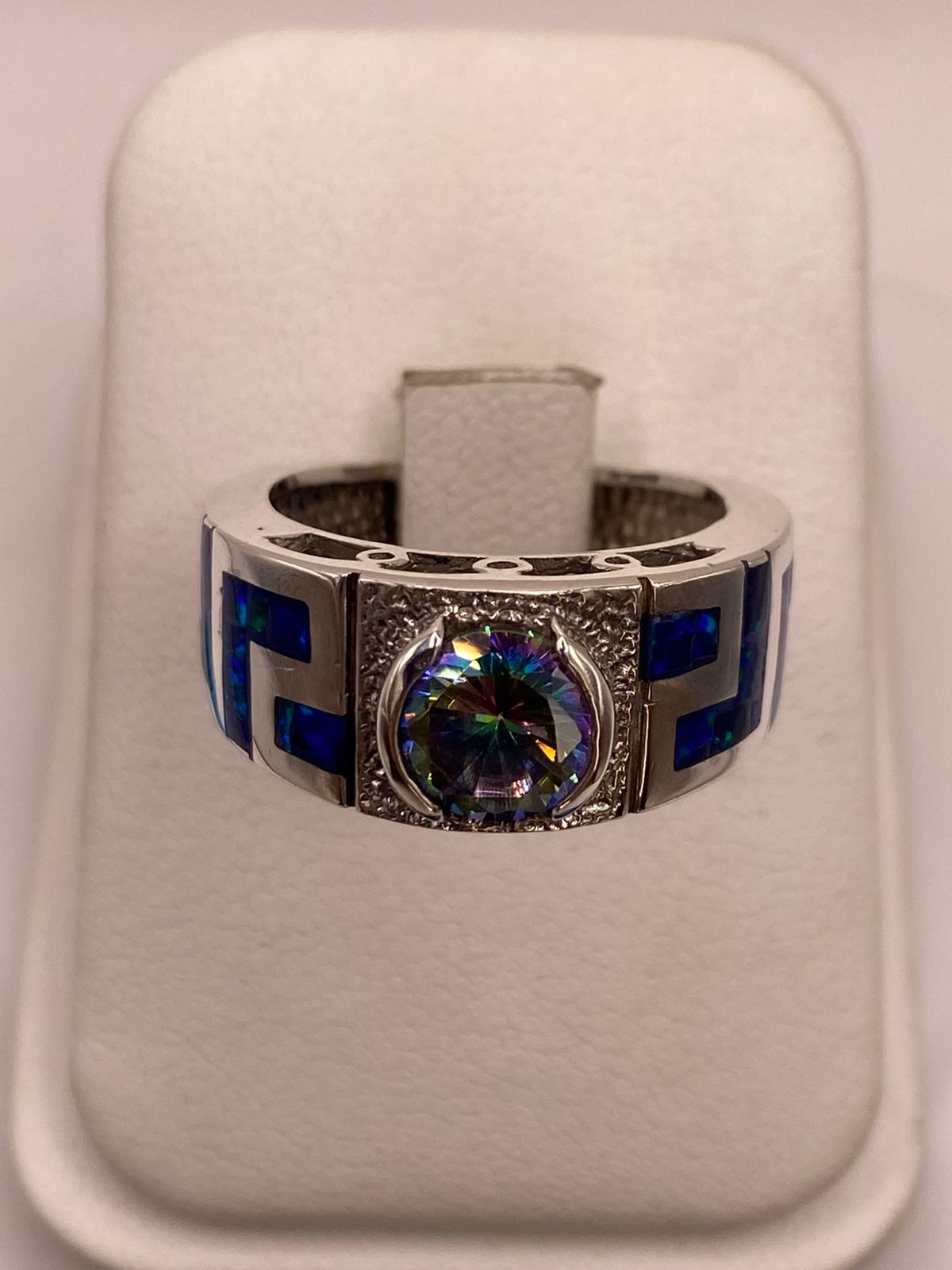 Anillo Geométrico de Plata Ley 925 con Ópalo de Fuego y Zirconia Tornasol, vista de detalle