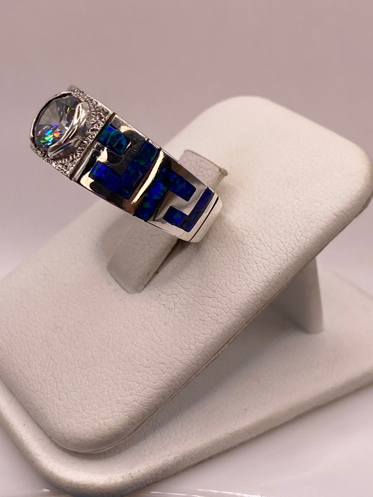 Anillo Geométrico de Plata Ley 925 con Ópalo de Fuego y Zirconia Tornasol, vista lateral