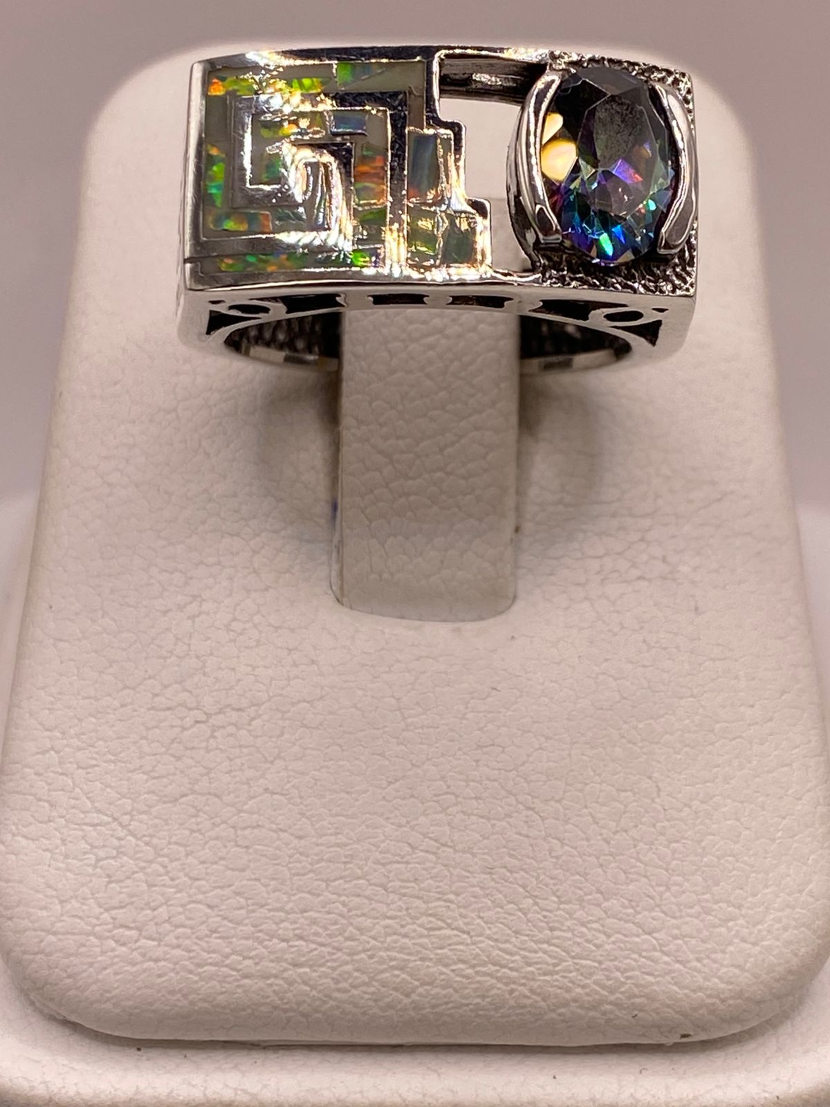 Anillo Geométrico de Plata Ley 925 con Ópalo de Fuego y Zirconia Tornasol, vista frontal