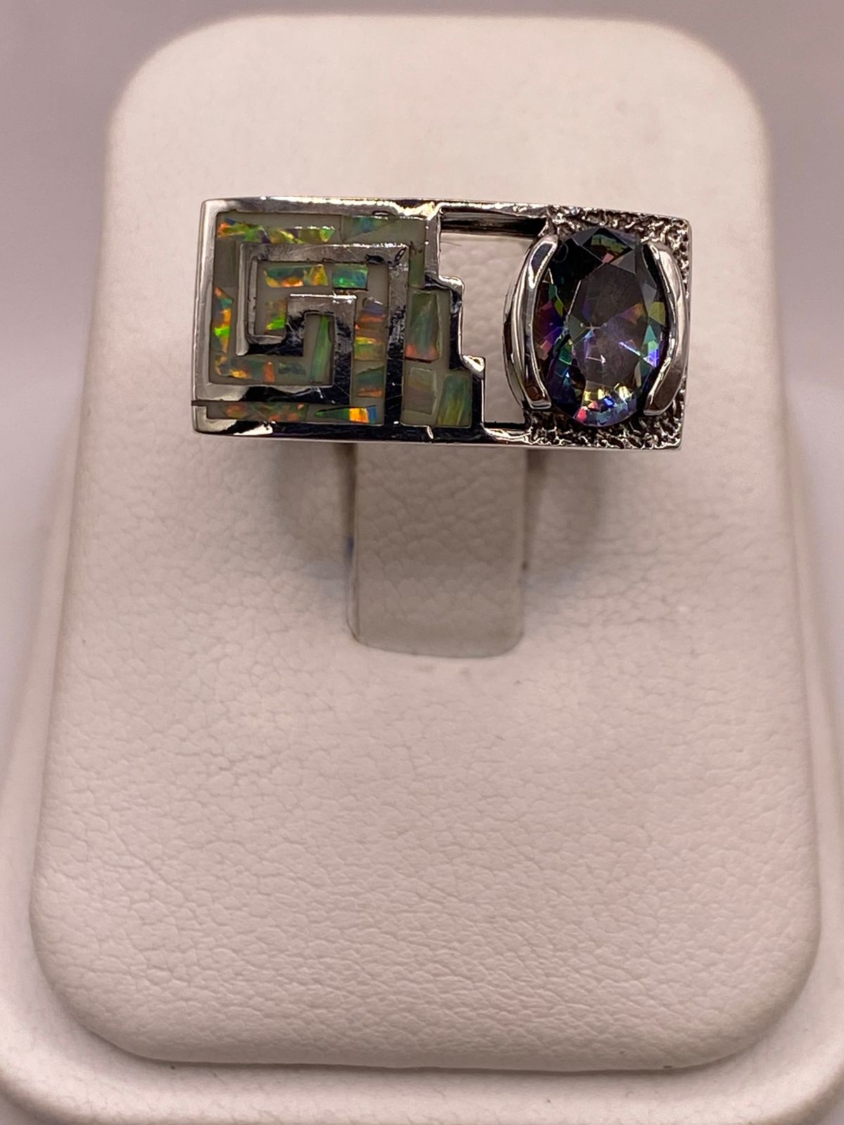 Anillo Geométrico de Plata Ley 925 con Ópalo de Fuego y Zirconia Tornasol, vista lateral