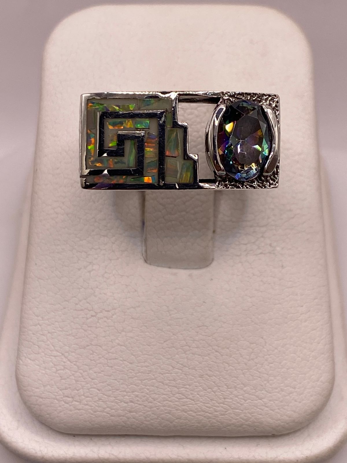 Anillo Geométrico de Plata Ley 925 con Ópalo de Fuego y Zirconia Tornasol, vista de detalle