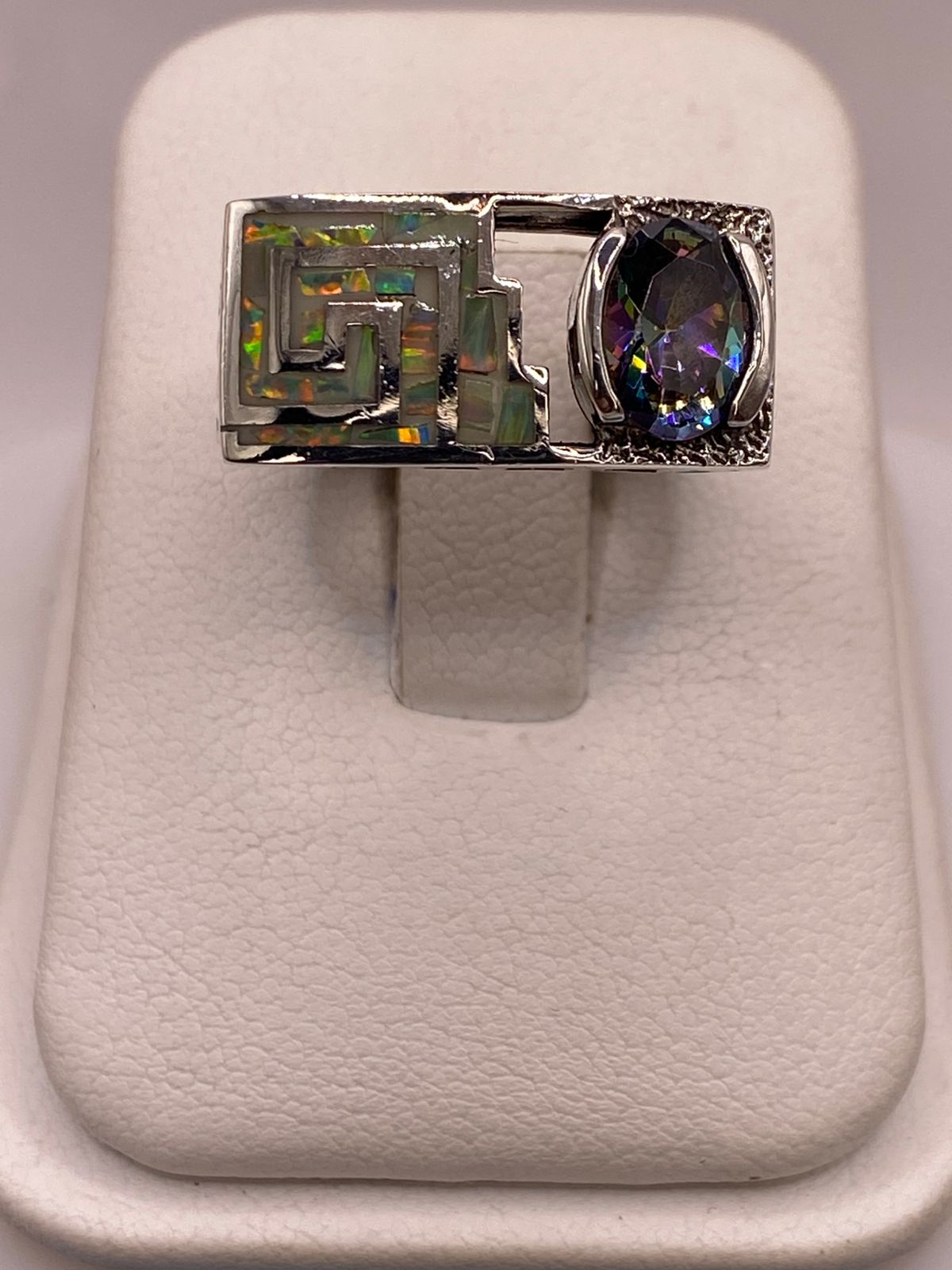 Anillo Geométrico de Plata Ley 925 con Ópalo de Fuego y Zirconia Tornasol en báscula mostrando peso