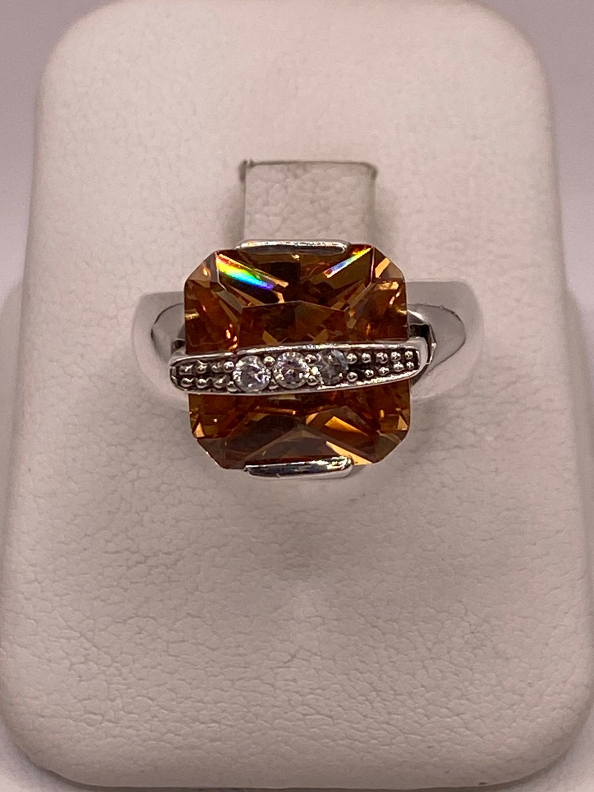 Anillo Geométrico de Plata Ley 925 con Zirconia Ámbar Facetada, vista frontal