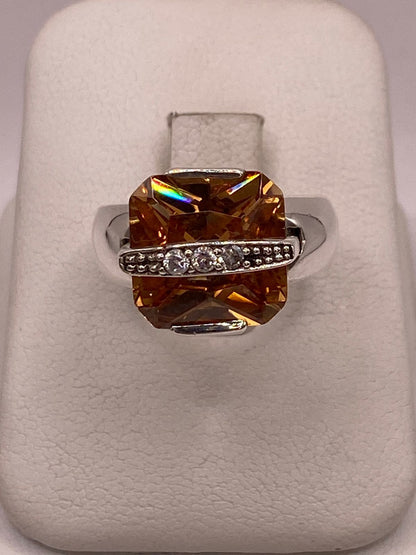 Anillo Geométrico de Plata Ley 925 con Zirconia Ámbar Facetada, vista frontal