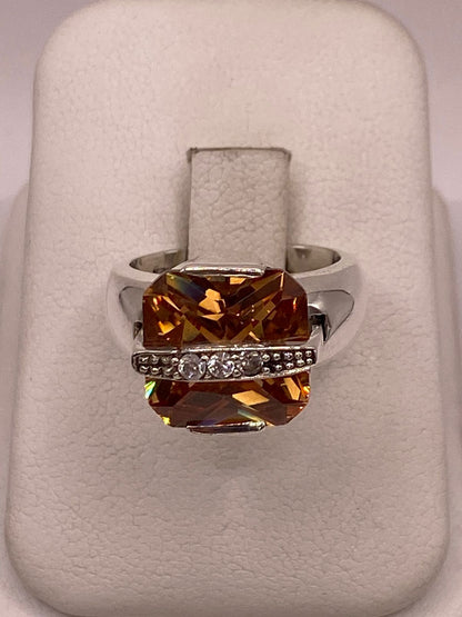 Anillo Geométrico de Plata Ley 925 con Zirconia Ámbar Facetada, vista de detalle