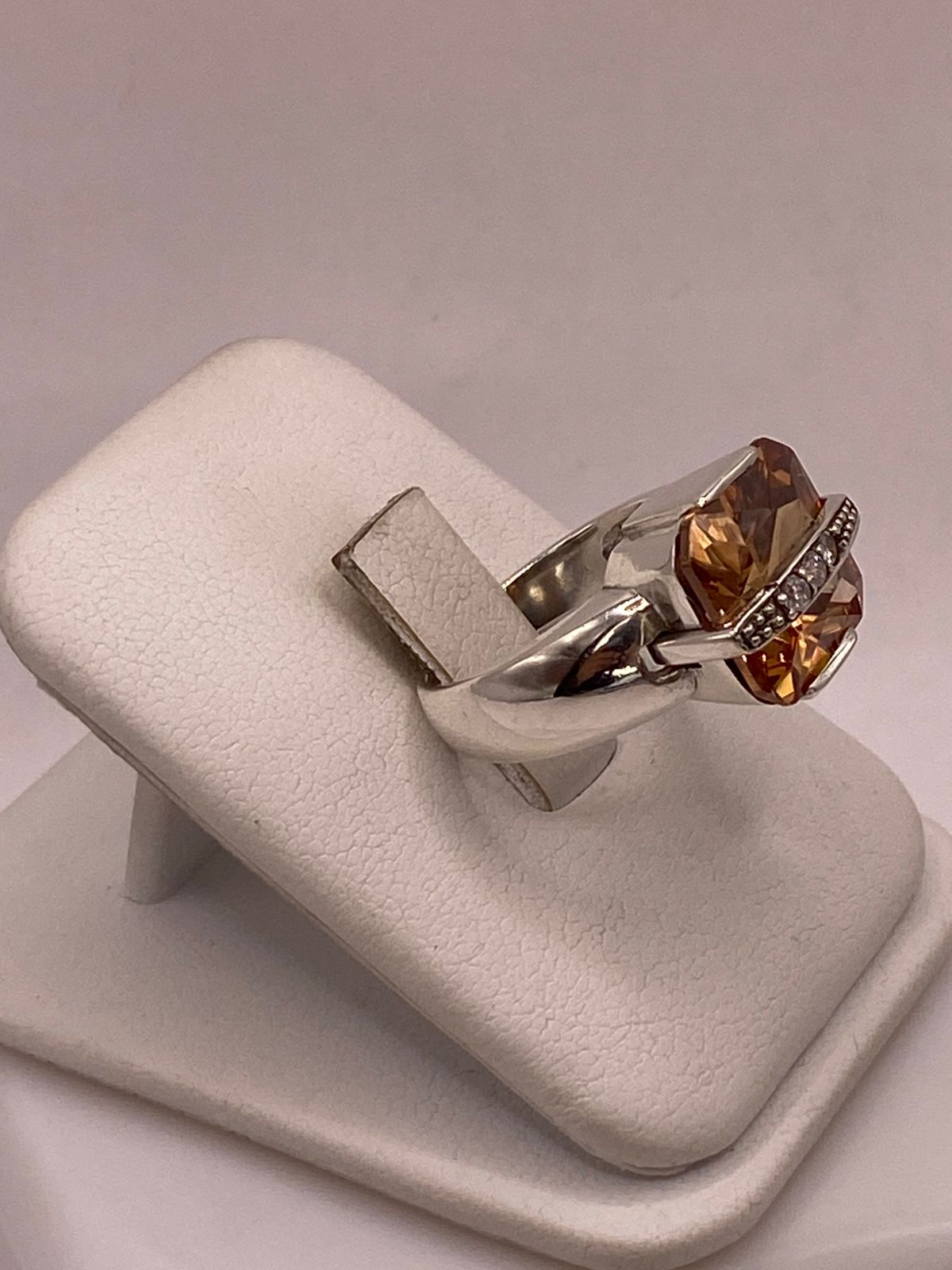 Anillo Geométrico de Plata Ley 925 con Zirconia Ámbar Facetada, vista lateral