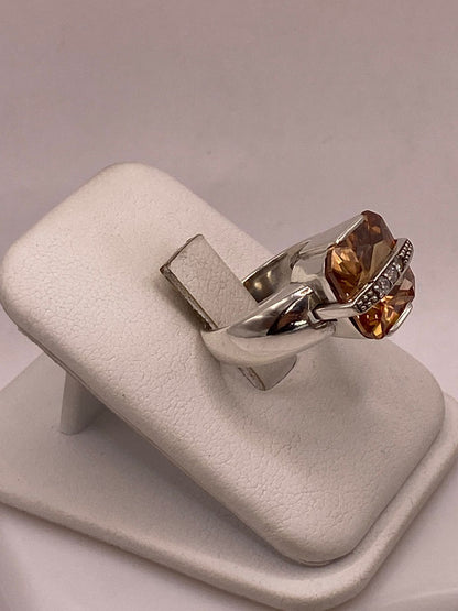 Anillo Geométrico de Plata Ley 925 con Zirconia Ámbar Facetada, vista lateral