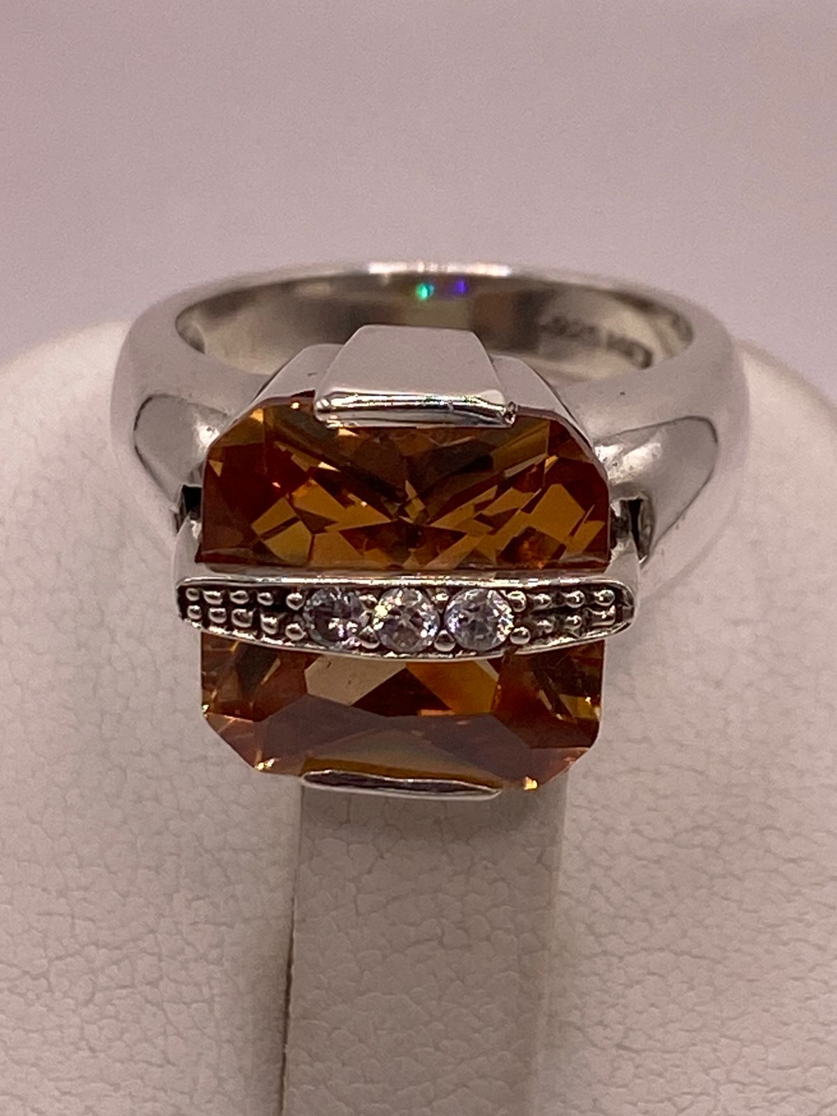 Anillo Geométrico de Plata Ley 925 con Zirconia Ámbar Facetada, vista posterior