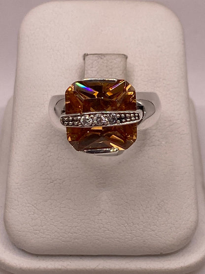 Anillo Geométrico de Plata Ley 925 con Zirconia Ámbar Facetada — detalle de acabado