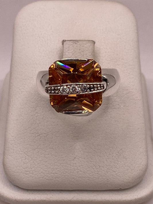 Anillo Geométrico de Plata Ley 925 con Zirconia Ámbar Facetada — detalle de acabado