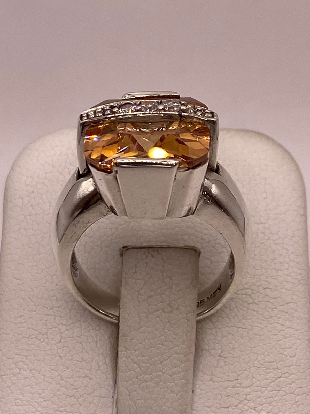 Anillo Geométrico de Plata Ley 925 con Zirconia Ámbar Facetada, sello de autenticidad Plata Ley .925