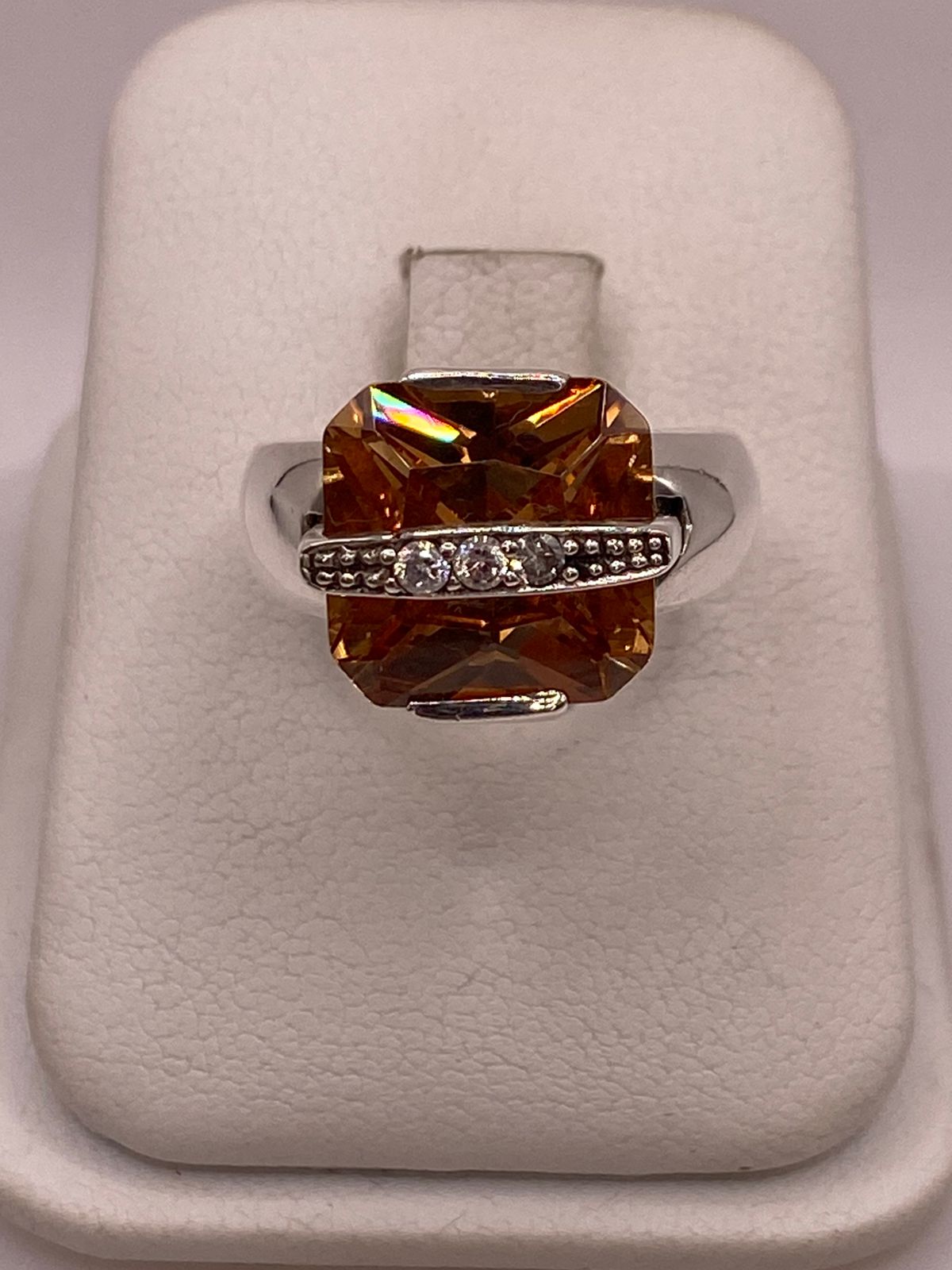Anillo Geométrico de Plata Ley 925 con Zirconia Ámbar Facetada, vista superior