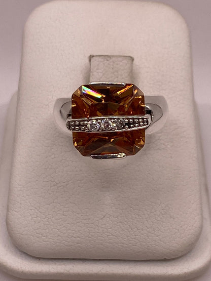 Anillo Geométrico de Plata Ley 925 con Zirconia Ámbar Facetada, vista superior