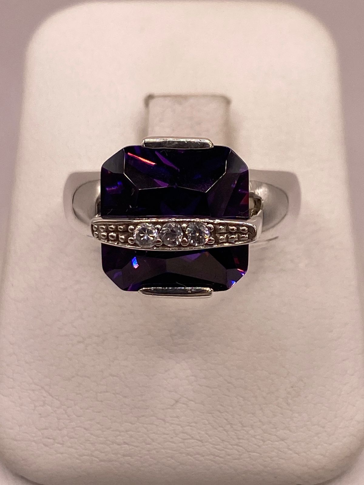 Anillo Geométrico de Plata Ley 925 con Zirconia Morada, vista frontal