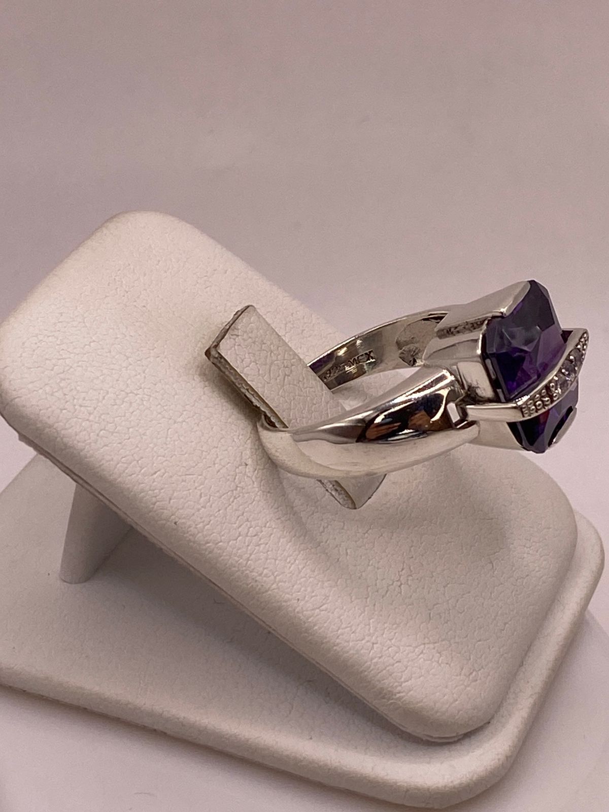 Anillo Geométrico de Plata Ley 925 con Zirconia Morada, vista lateral