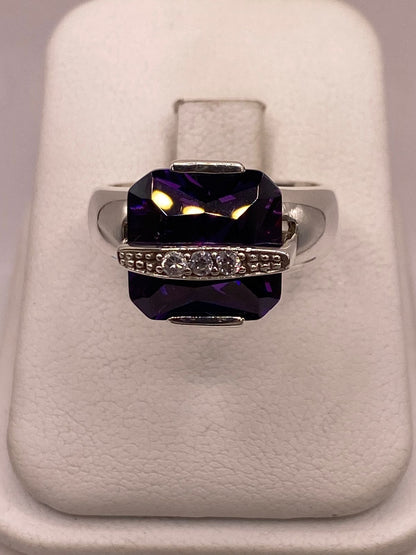 Anillo Geométrico de Plata Ley 925 con Zirconia Morada en báscula mostrando peso