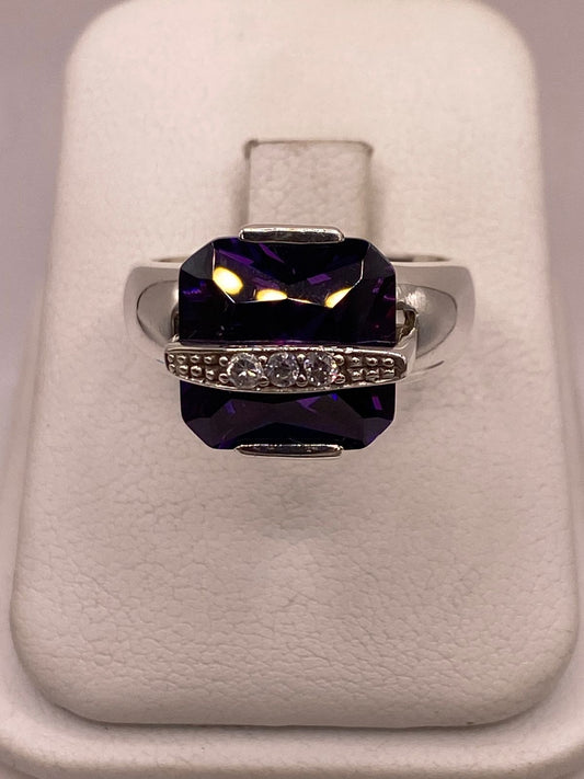 Anillo Geométrico de Plata Ley 925 con Zirconia Morada en báscula mostrando peso