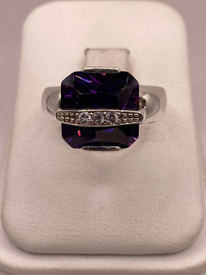 Anillo Geométrico de Plata Ley 925 con Zirconia Morada, vista de detalle