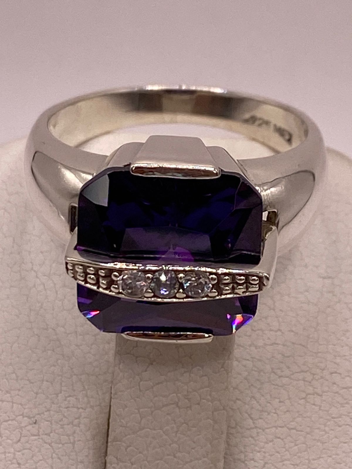 Anillo Geométrico de Plata Ley 925 con Zirconia Morada, vista superior