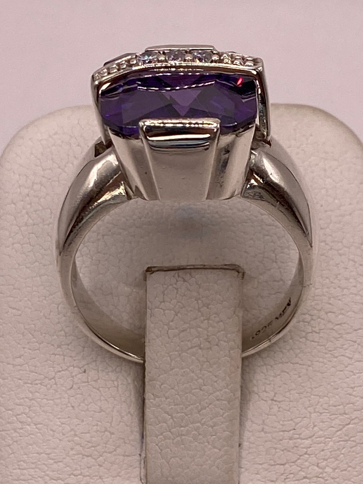 Anillo Geométrico de Plata Ley 925 con Zirconia Morada, sello de autenticidad Plata Ley .925
