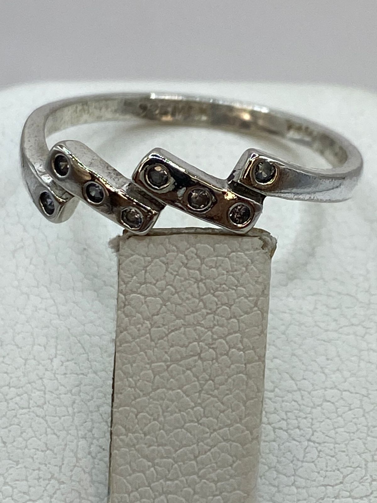 Anillo Geométrico de Plata Ley 925 con Zirconias, sello de autenticidad Plata Ley .925