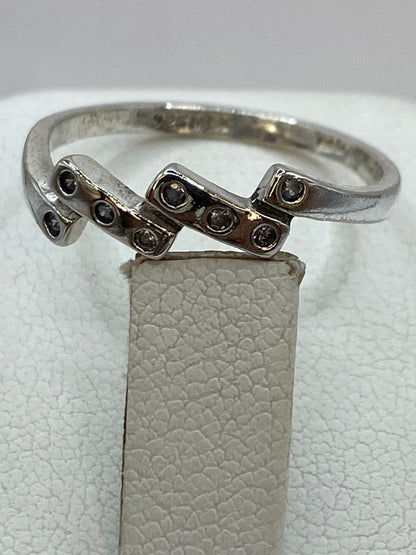 Anillo Geométrico de Plata Ley 925 con Zirconias, sello de autenticidad Plata Ley .925
