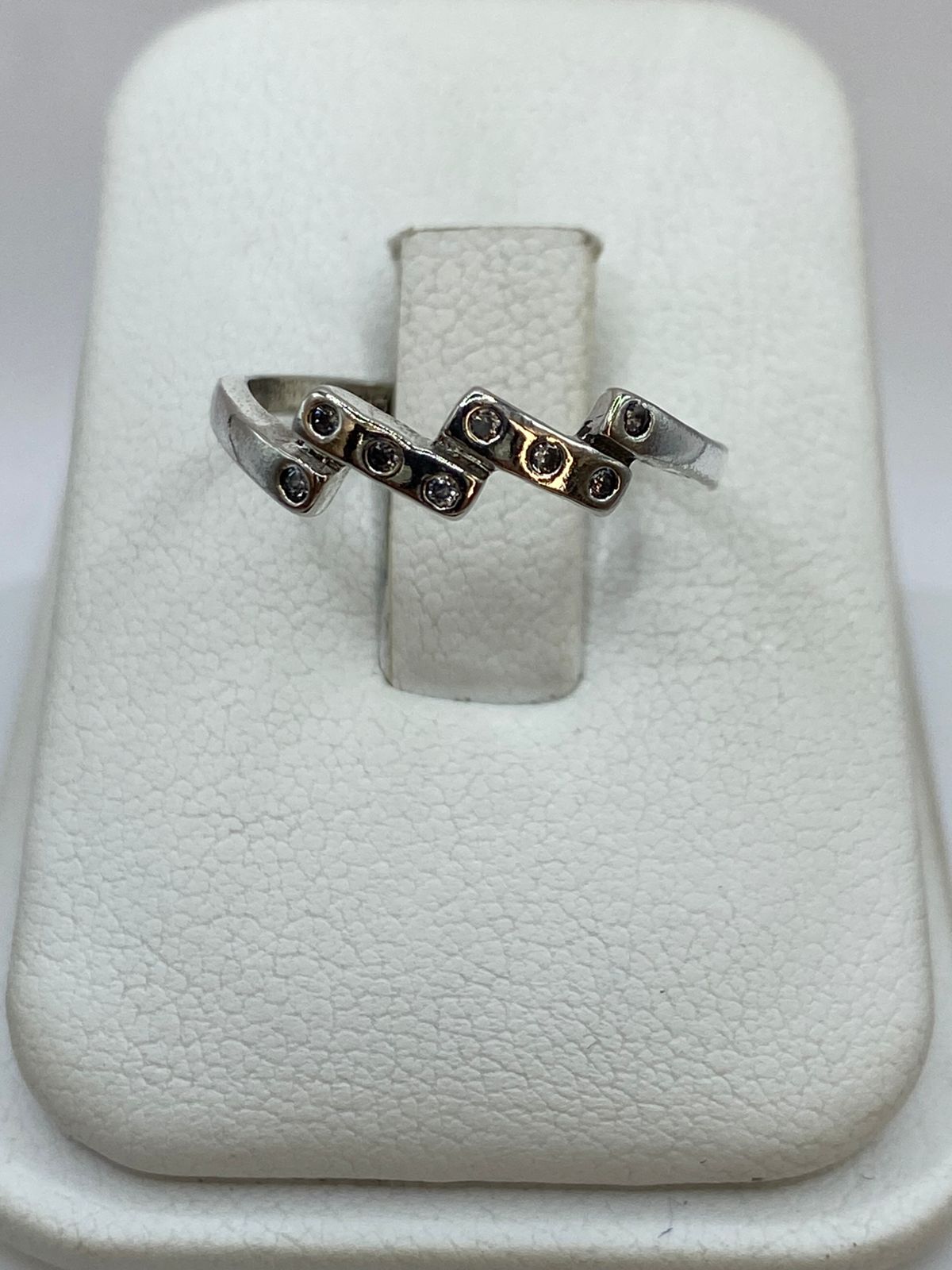 Anillo Geométrico de Plata Ley 925 con Zirconias — ángulo diagonal
