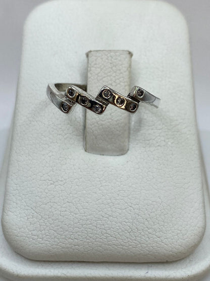 Anillo Geométrico de Plata Ley 925 con Zirconias — ángulo diagonal