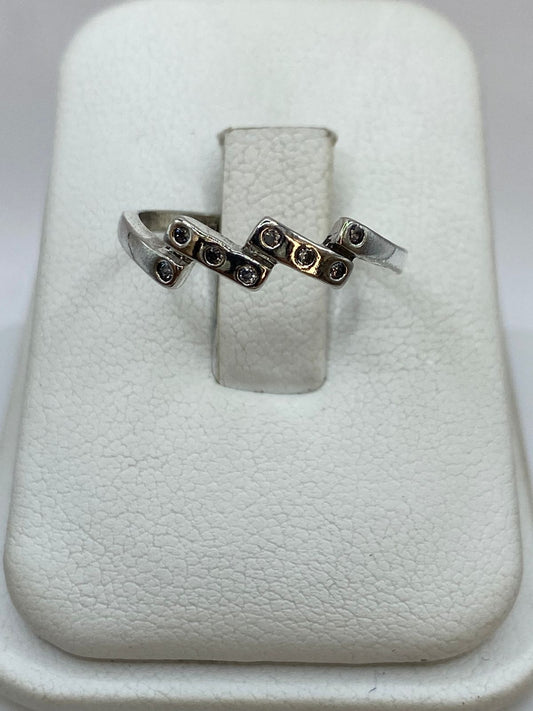 Anillo Geométrico de Plata Ley 925 con Zirconias — ángulo diagonal