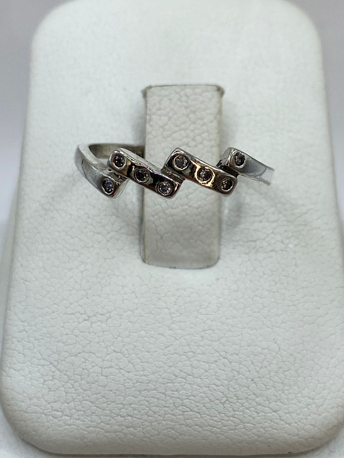 Anillo Geométrico de Plata Ley 925 con Zirconias, vista lateral
