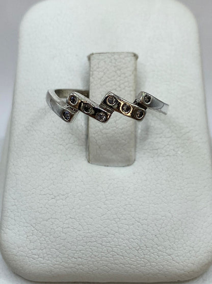 Anillo Geométrico de Plata Ley 925 con Zirconias, vista lateral