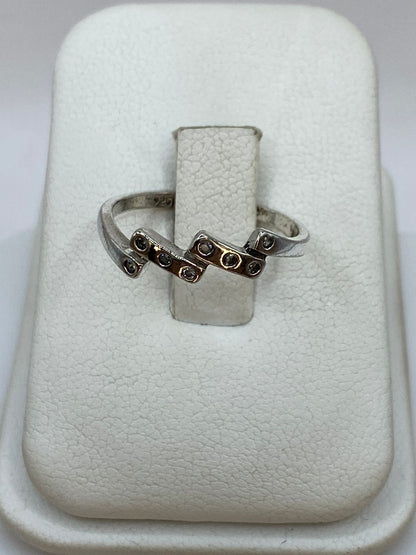 Anillo Geométrico de Plata Ley 925 con Zirconias, vista de detalle