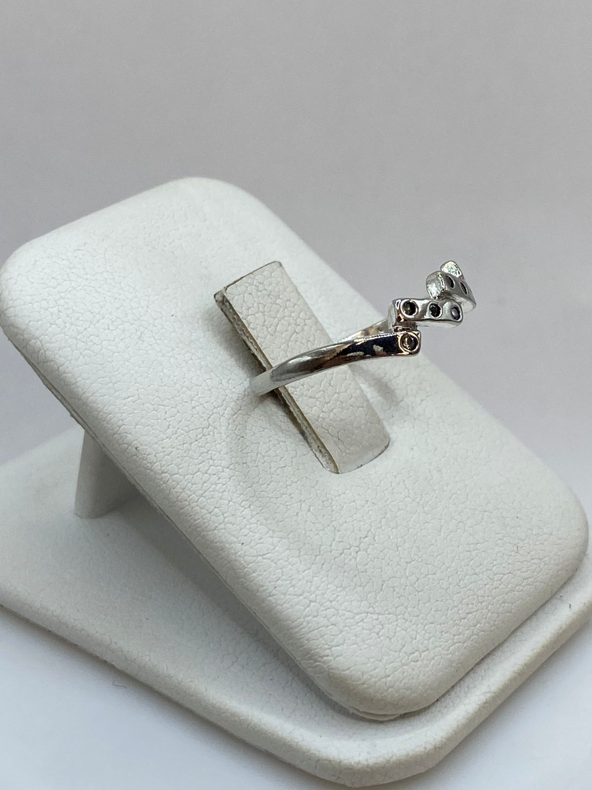 Anillo Geométrico de Plata Ley 925 con Zirconias, vista frontal