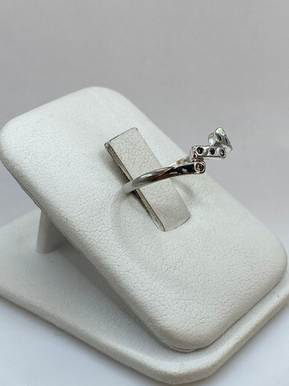 Anillo Geométrico de Plata Ley 925 con Zirconias, vista frontal