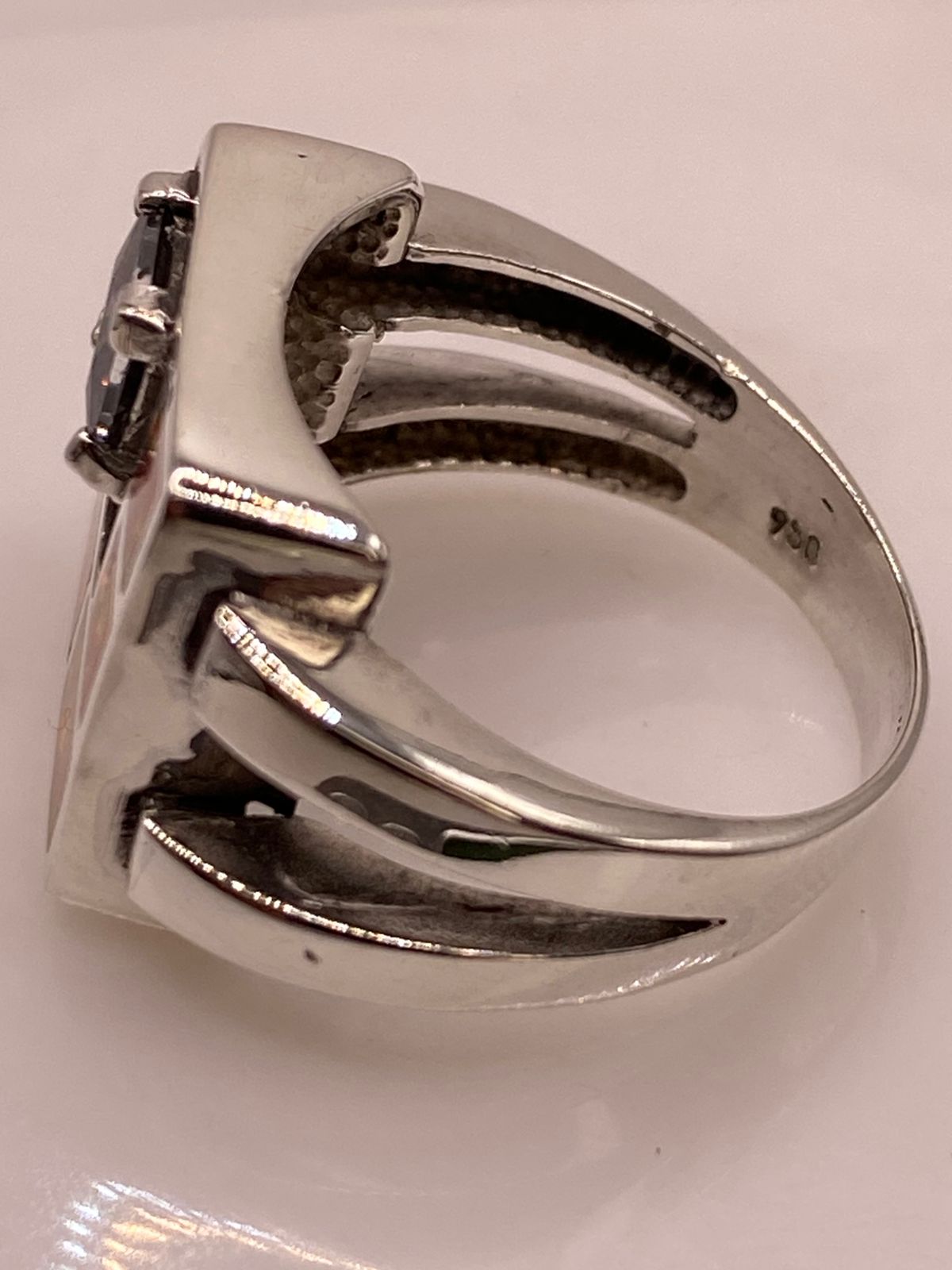 Anillo Geométrico de Plata Ley 950 con Ópalo de Fuego y Zirconia Tornasol, sello de autenticidad Plata Ley .925