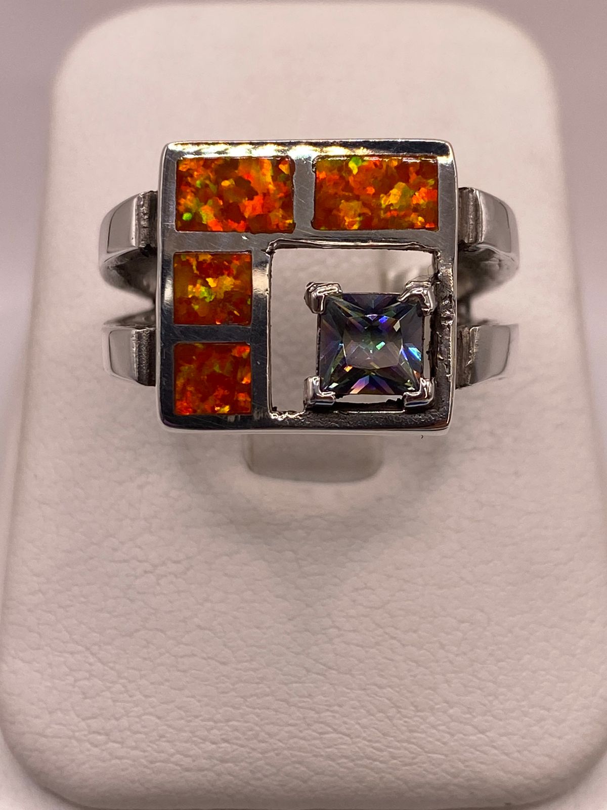 Anillo Geométrico de Plata Ley 950 con Ópalo de Fuego y Zirconia Tornasol, vista lateral