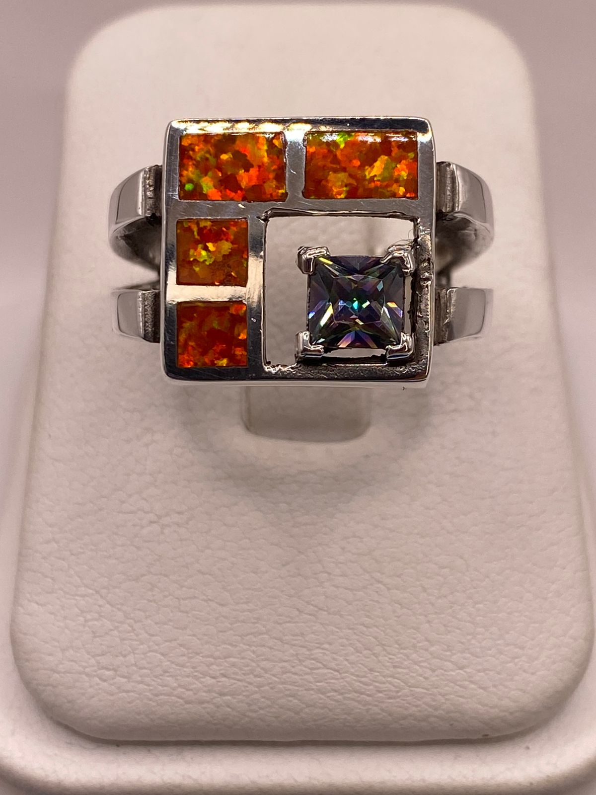 Anillo Geométrico de Plata Ley 950 con Ópalo de Fuego y Zirconia Tornasol — detalle de acabado