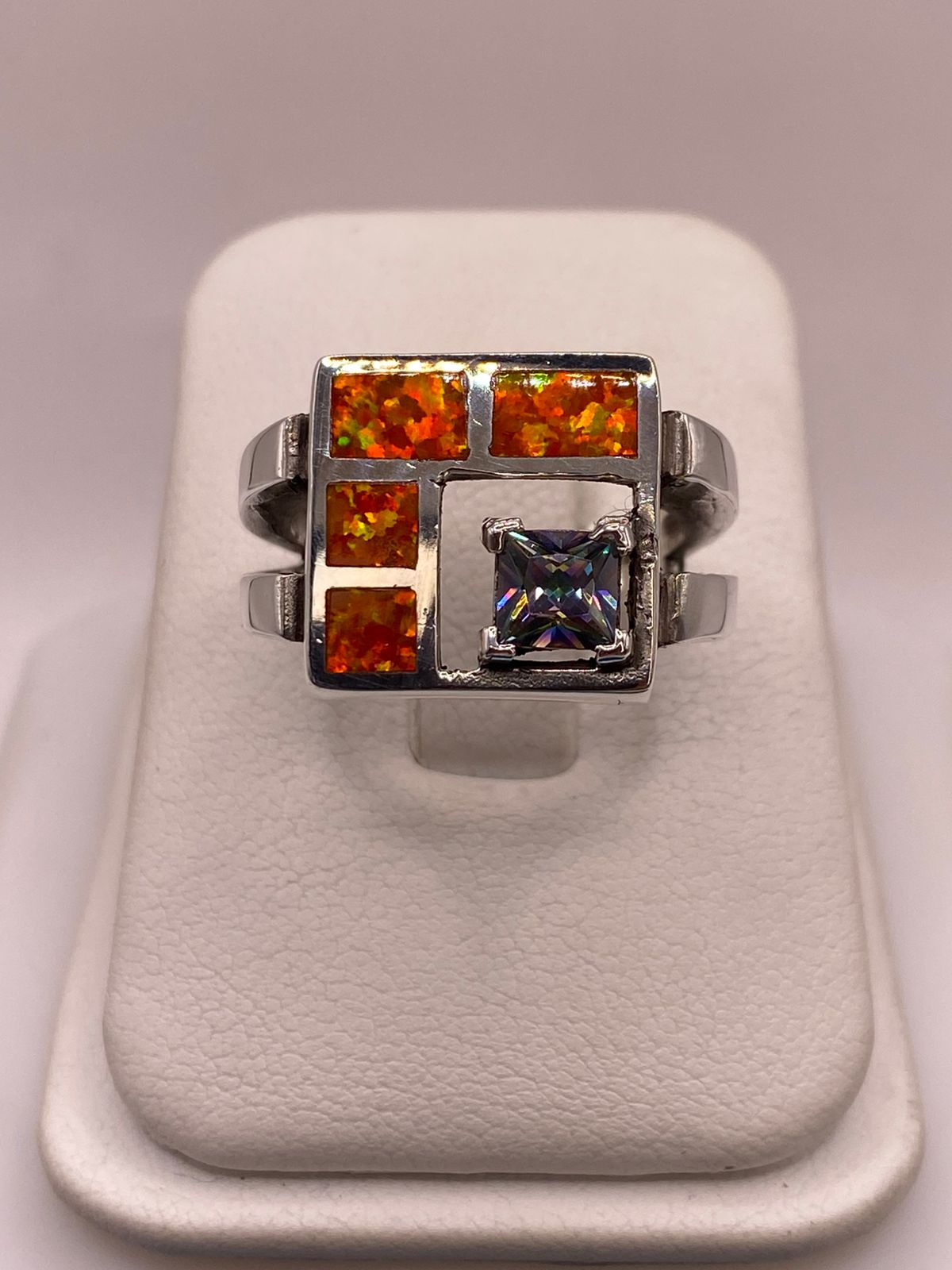 Anillo Geométrico de Plata Ley 950 con Ópalo de Fuego y Zirconia Tornasol, vista de detalle