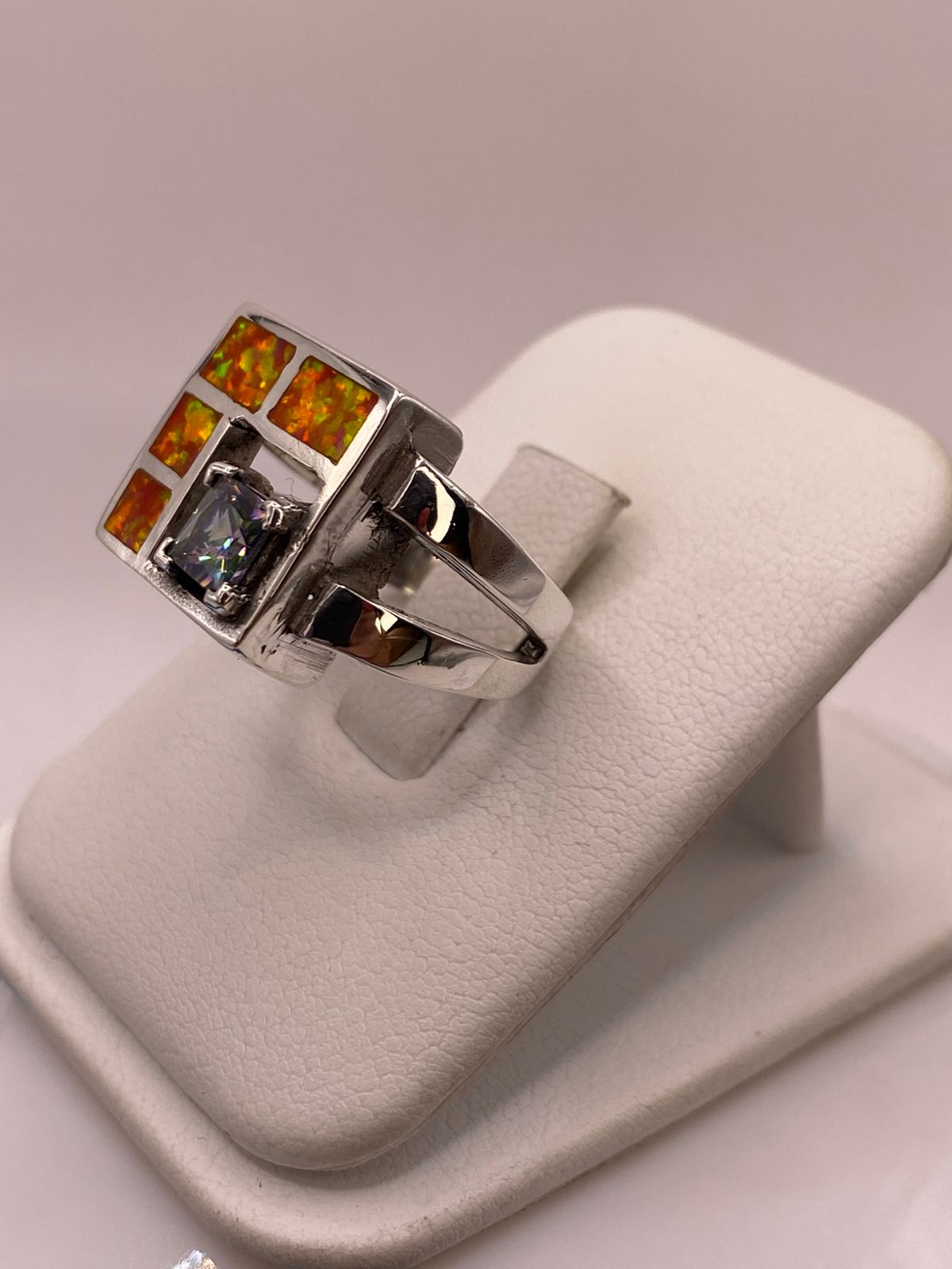 Anillo Geométrico de Plata Ley 950 con Ópalo de Fuego y Zirconia Tornasol, vista frontal