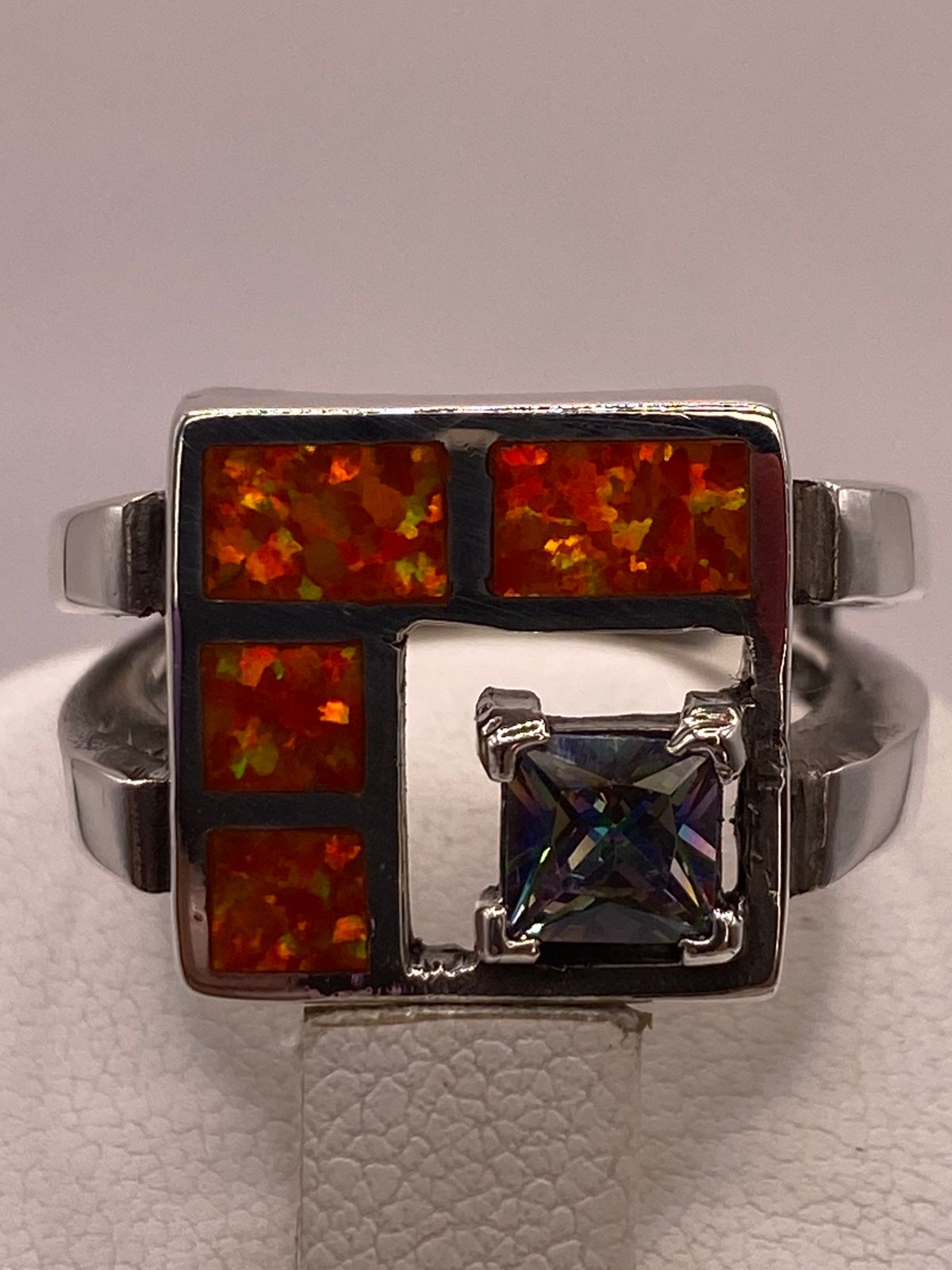 Anillo Geométrico de Plata Ley 950 con Ópalo de Fuego y Zirconia Tornasol, vista posterior